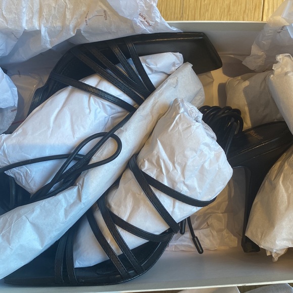 Black leather heels - Picture 7 of 8